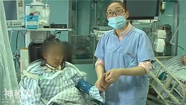 一场感冒竟让24岁女孩右腿截肢 两次病危差点命都没了-1.jpg