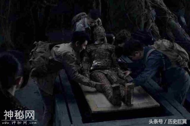 这也要盗？南宁一抗战时期千人坟出现盗洞！-1.jpg