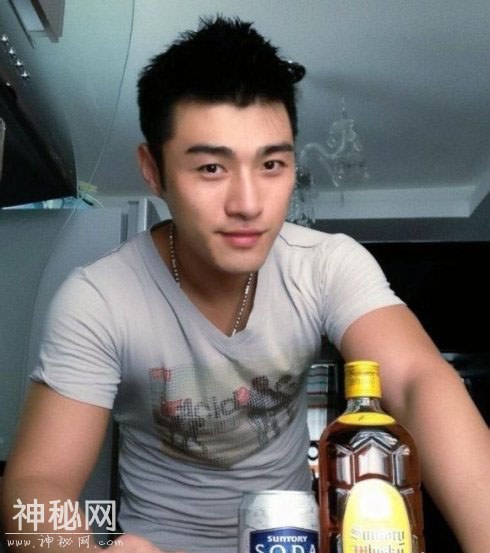 爱健身的肌肉帅哥喜欢自拍照片-1.jpg