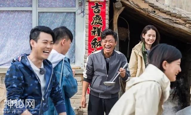懒理马蓉闹事，王宝强录节目展笑颜，与郭碧婷互动显亲昵！-4.jpg