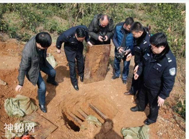 盗墓贼靠什么发现被夷为平地的古墓，为什么考古人员不行呢？-3.jpg