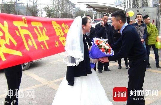 成都美女到达州向男友求婚：“赵万平，娶我吧！”-1.jpg
