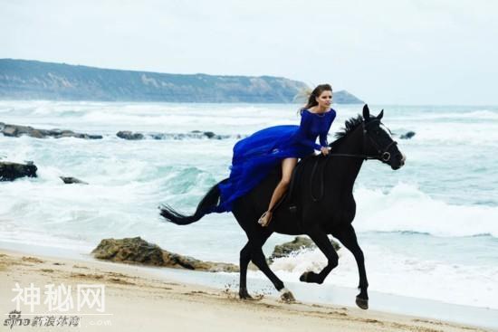 比基尼美女海滩骑马撩人-1.jpg