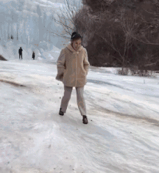 搞笑GIF：再看！再看！我打！-4.jpg