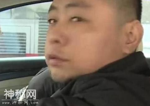 成都最强路口：一个路口设立37个红绿灯，还让人怎么过-2.jpg