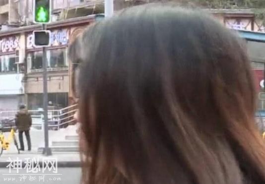 成都最强路口：一个路口设立37个红绿灯，还让人怎么过-1.jpg