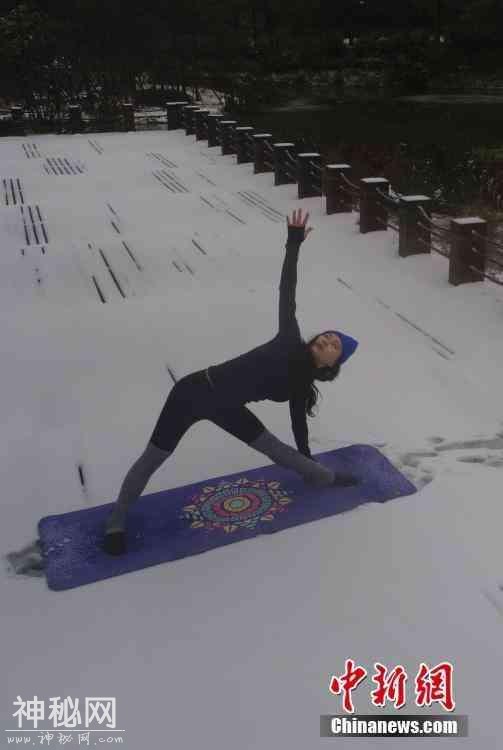 美女不惧寒冷雪地里练瑜伽-4.jpg