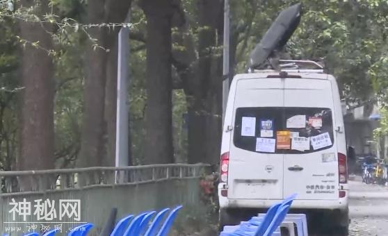 视频｜“房租太贵” 小伙蜗居僵尸房车独享市区河景-2.jpg