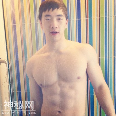 肌肉型男在学校宿舍晒肌肉-6.jpg