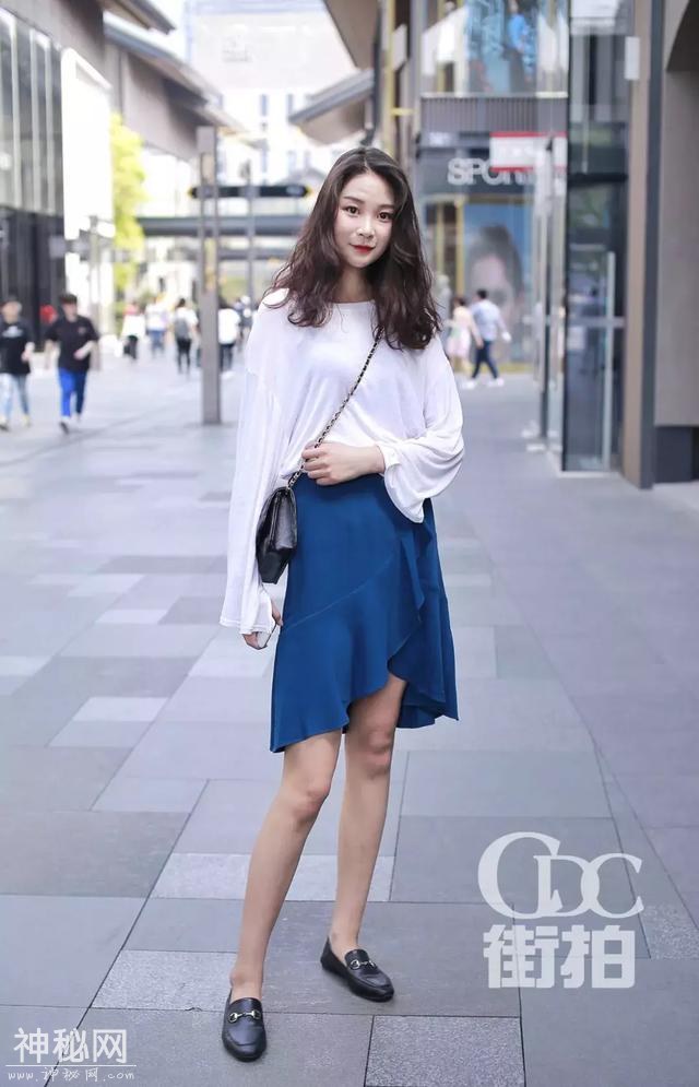 「成都街拍」与春光比美！成都太古里的靓丽春装大盘点-7.jpg