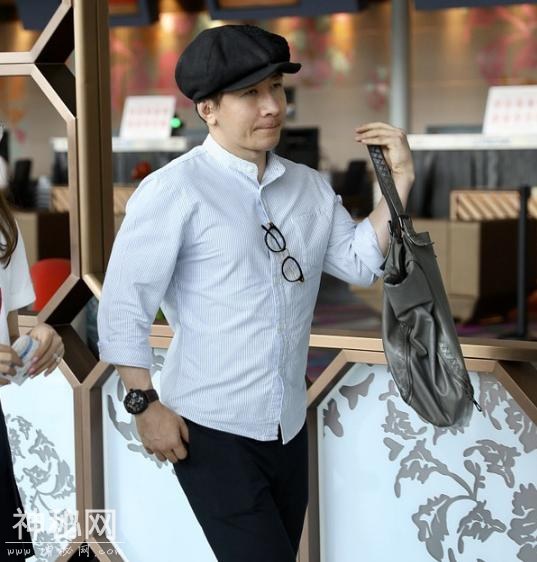 刘谦现身机场近照曝光，身材臃肿似大叔！-1.jpg