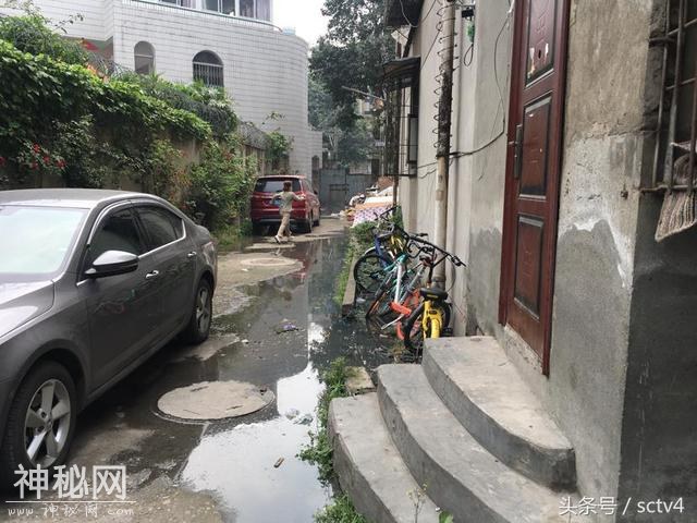 院落污水遍地流 居民着急盼解决-2.jpg