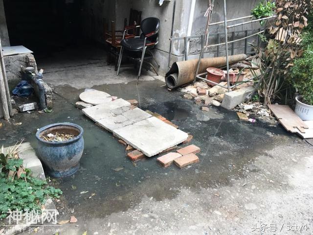 院落污水遍地流 居民着急盼解决-1.jpg