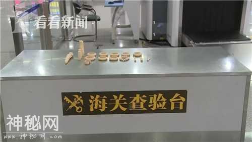 男子被搜出18件象牙制品 腰间帽子全身塞了个遍-1.jpg