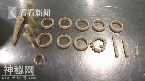 男子被搜出18件象牙制品 腰间帽子全身塞了个遍-4.jpg