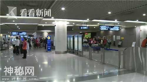 男子被搜出18件象牙制品 腰间帽子全身塞了个遍-2.jpg
