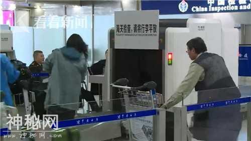 男子被搜出18件象牙制品 腰间帽子全身塞了个遍-3.jpg