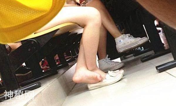 实拍美女图书馆走光 不雅照-3.jpg