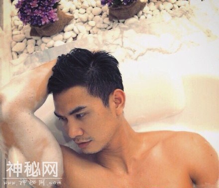一个健壮的肌肉男帅哥的自拍照片-3.jpg