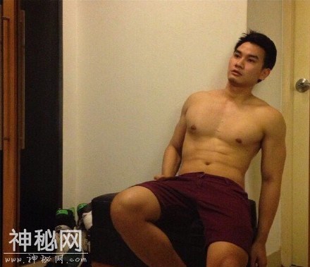 一个健壮的肌肉男帅哥的自拍照片-4.jpg