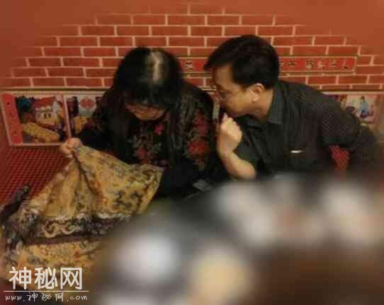 北京中宝泓文物鉴定中心惊现清代中期龙袍-3.jpg