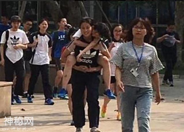 校方：同等条件优先录取，中考体考中两同学扶起摔倒在跑道的同学-1.jpg