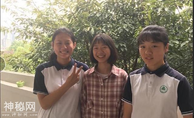 校方：同等条件优先录取，中考体考中两同学扶起摔倒在跑道的同学-3.jpg