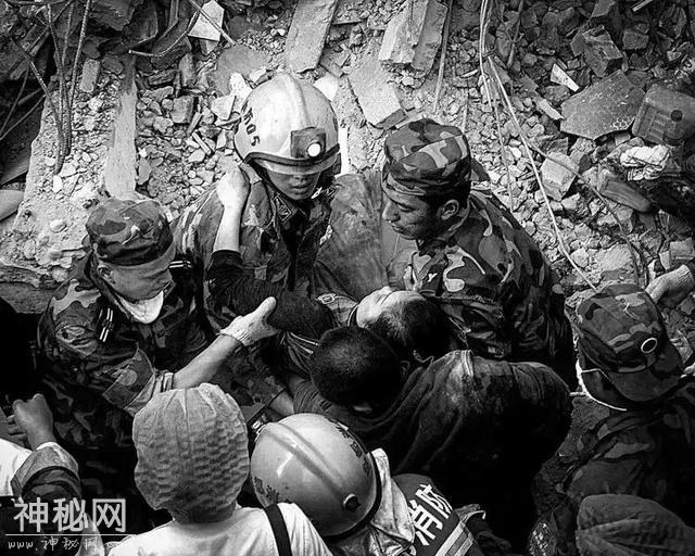 纪念汶川大地震：当最残酷的地震来临时，你会怎么面对？-4.jpg