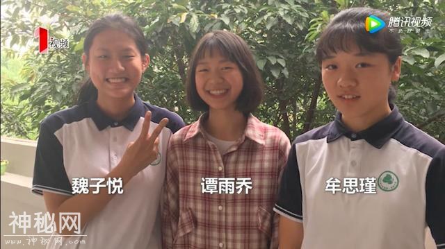 “最美”学生的这个动作，教我们做人！-4.jpg