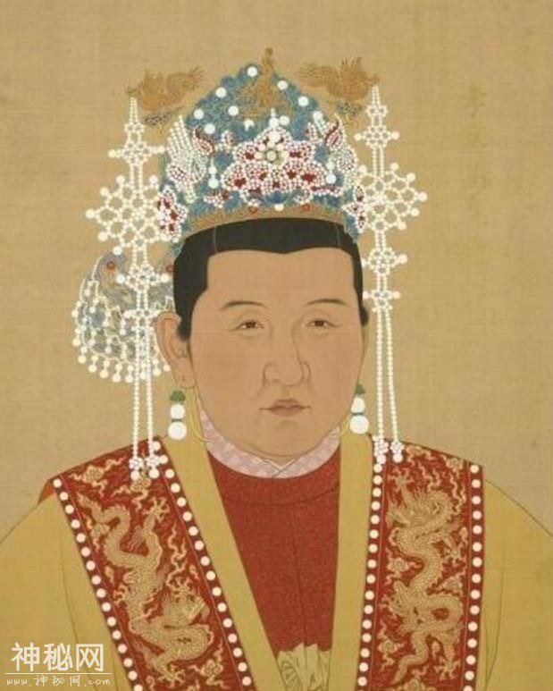 朱元璋对着喂猪的女子微笑，马皇后得知后，马上将此女带进宫中-3.jpg