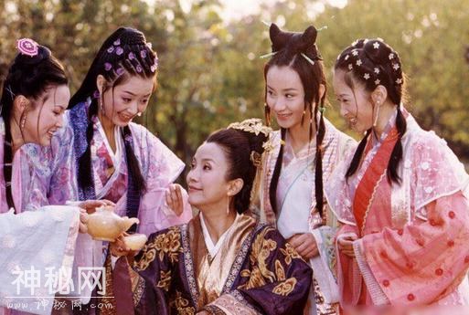 朱元璋对着喂猪的女子微笑，马皇后得知后，马上将此女带进宫中-4.jpg
