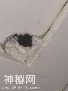 可怕！情侣主题酒店惊现摄像头，新婚夫妇入住疑被直播-1.jpg