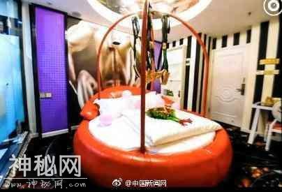 可怕！情侣主题酒店惊现摄像头，新婚夫妇入住疑被直播-4.jpg