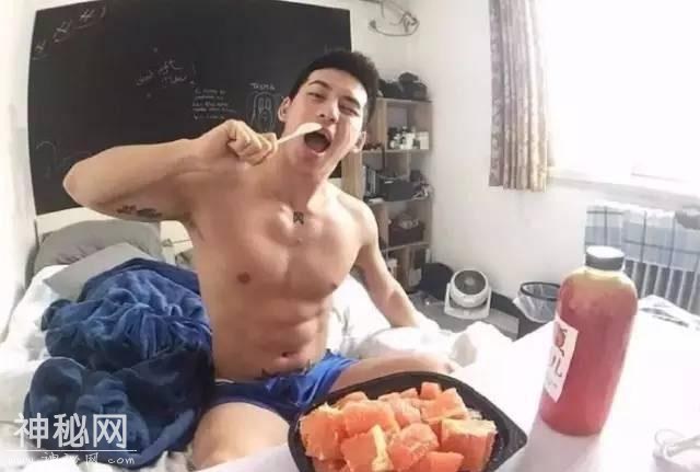 像这帅哥一样，健身前吃一根香蕉可以补充能量，助于训练，喜欢吗-2.jpg