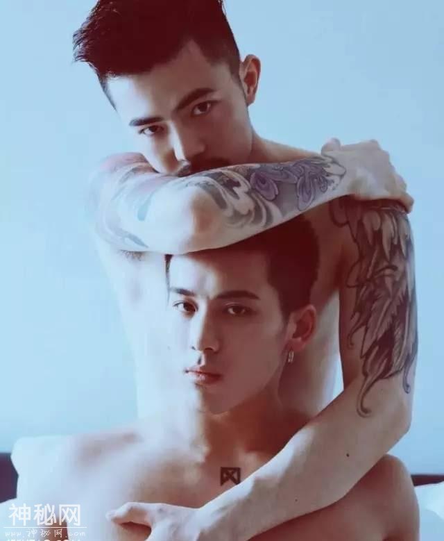 像这帅哥一样，健身前吃一根香蕉可以补充能量，助于训练，喜欢吗-7.jpg