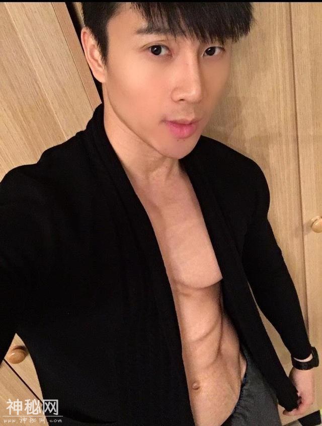 像这帅哥一样，健身前吃一根香蕉可以补充能量，助于训练，喜欢吗-15.jpg