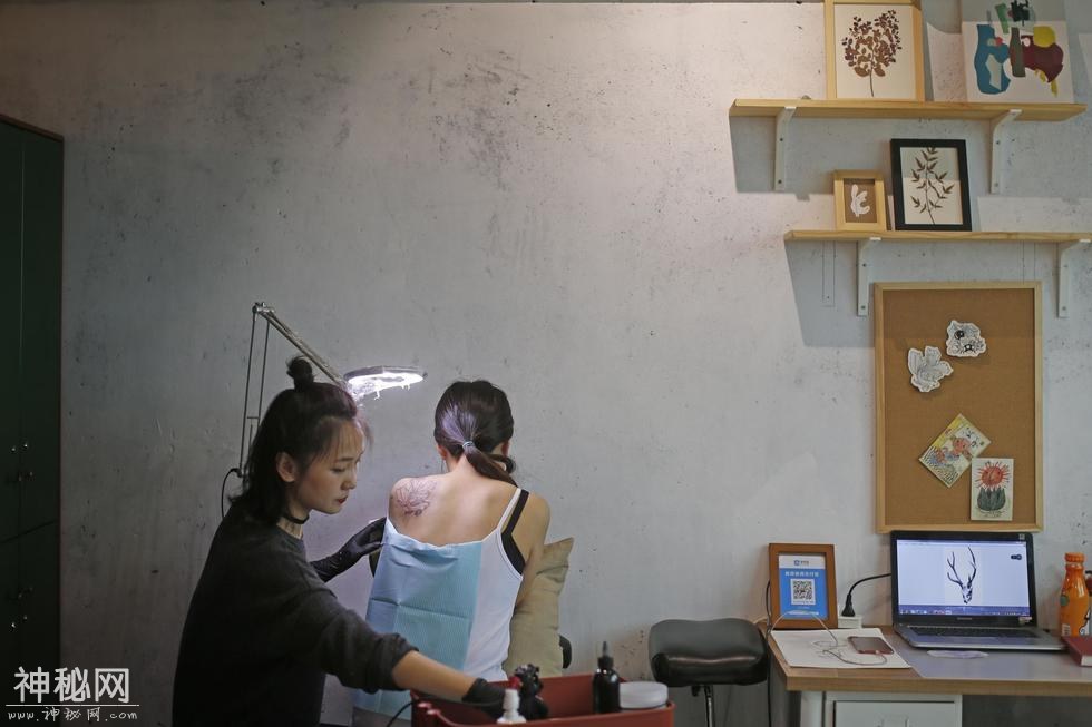 美女放弃空姐工作 在人体上作画-7.jpg