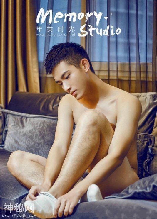 让人忍不住想深入了解的两款精瘦小帅哥-4.jpg