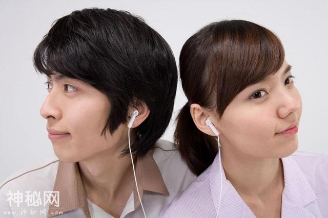 你愿意和别人共享耳机吗？看看耳机里的细菌到底有多少-1.jpg