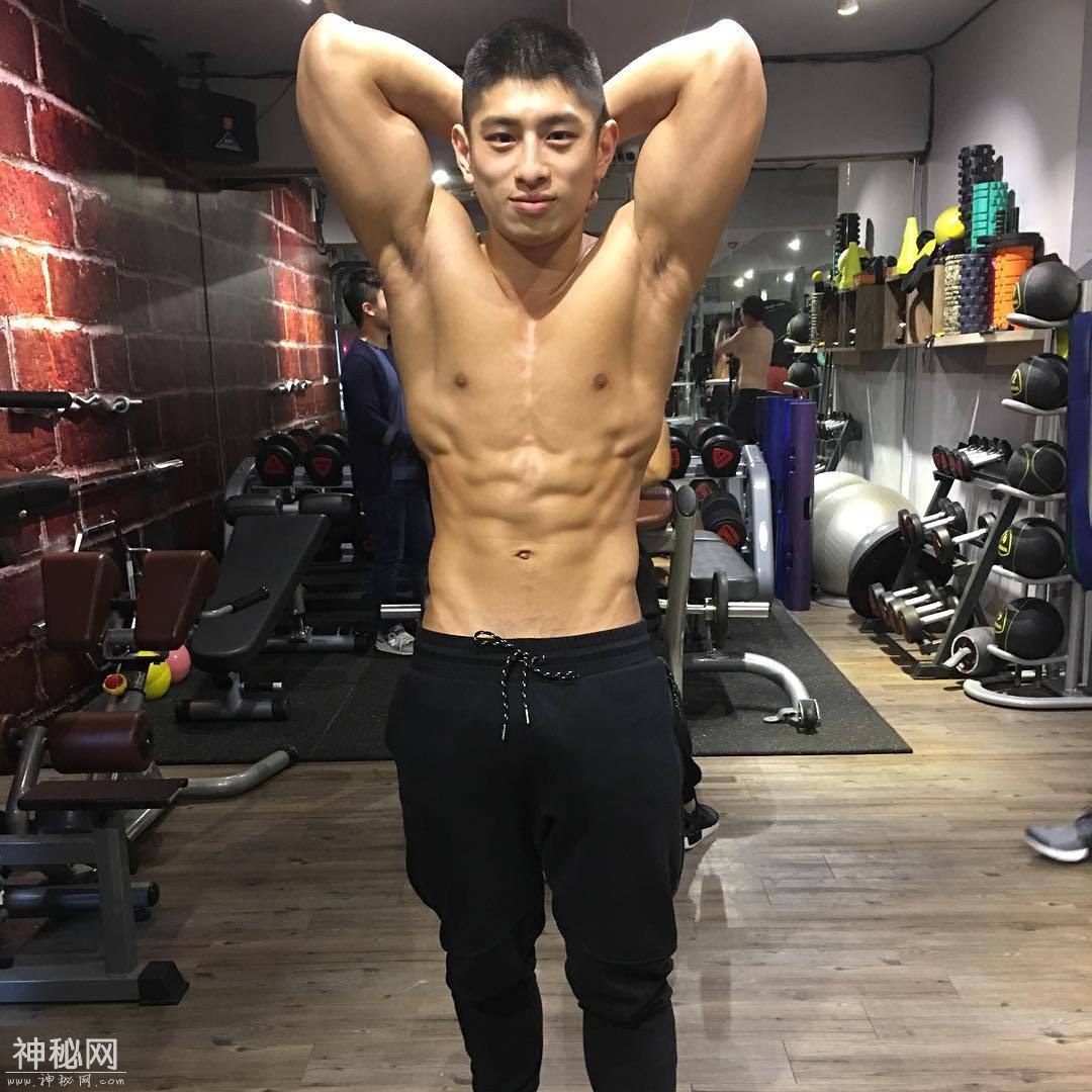帅哥练肌肉是干嘛的 当然就拿来秀的-3.jpg