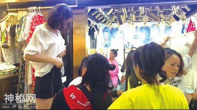 「成都身边事」成都九龙的穿版模特年收入20万 换一套衣服只需10秒-1.jpg
