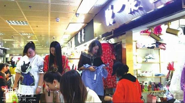 「成都身边事」成都九龙的穿版模特年收入20万 换一套衣服只需10秒-3.jpg