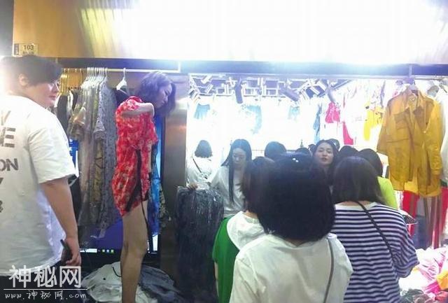 「成都身边事」成都九龙的穿版模特年收入20万 换一套衣服只需10秒-4.jpg