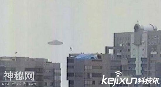 纽约出现不明飞行物 UFO现身观看女神像-2.jpg