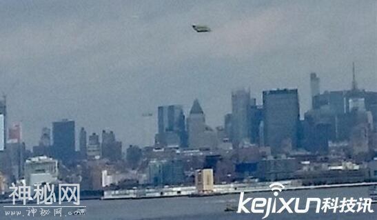 纽约出现不明飞行物 UFO现身观看女神像-1.jpg
