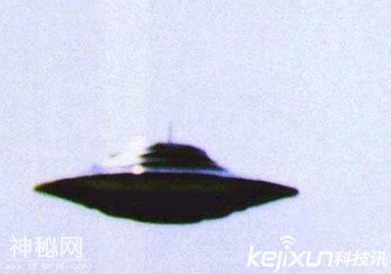 纽约出现不明飞行物 UFO现身观看女神像-3.jpg