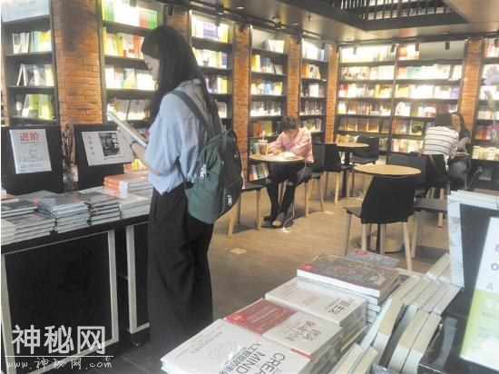 阅读新经济！新经济类图书走俏成都书店-1.jpg