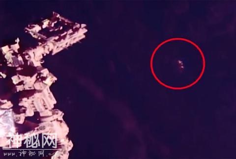 国际空间站附近现神秘三角形UFO 如同战舰般大小-1.jpg