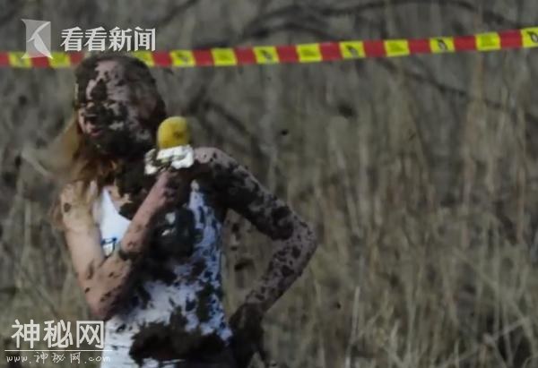 美女记者采访摩托车手 不料车一动被甩了一脸泥-3.jpg