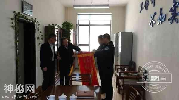 辽源市民俗博物馆向“社会治安”保卫者送锦旗-1.jpg